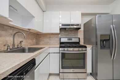 67 Country Dr E unit 56, Staten Island, NY 10314 - photo 3