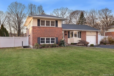 22 Niagara Ln, ComMacK, NY 11725 - photo 2