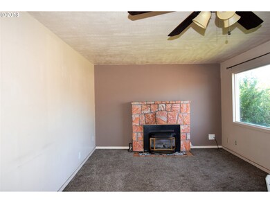 910 E 13th St, the Dalles, OR 97058 - photo 4