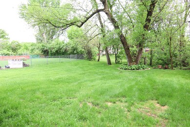 265 Deerpath Ln, Carpentersville, IL 60110 - photo 2