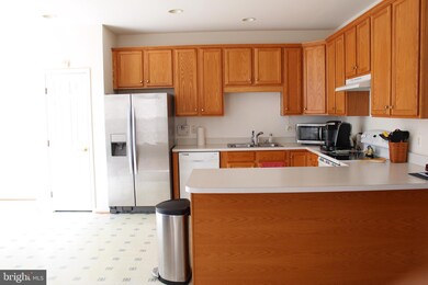 7337 Oldham Leeds Way, Springfield, VA 22150 - photo 2