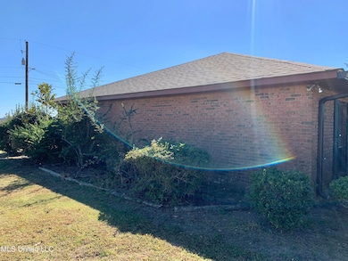 416 Washington Cir, Rolling Fork, MS 39159 - photo 2