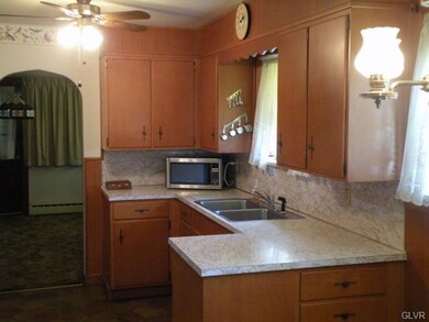 214 S Church St unit 216, Macungie, PA 18062 - photo 2