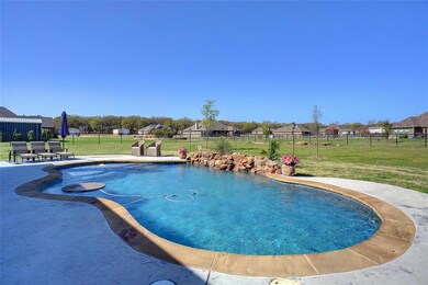 305 Lavender Cir, Springtown, TX 76082 - photo 2