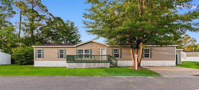 Manufactured / mobile home featuring a front yard