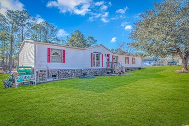 Manufactured / mobile home featuring a front lawn