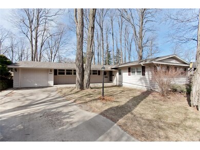 425 Red Fox Rd SE, Cedar Rapids, IA 52403 - photo 2