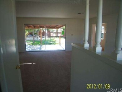ENTRY/ LIVING ROOM