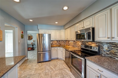 1 Freedom Ct, Babylon, NY 11702 - photo 7