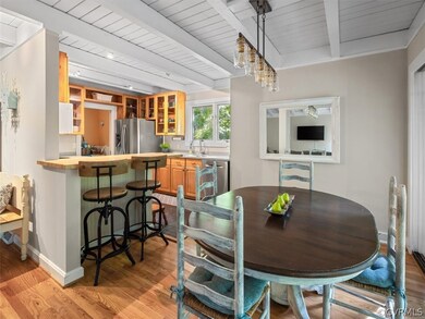Eat-in kitchen w/ breakfast bar