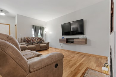 516 Clayton Cir, Sycamore, IL 60178 - photo 5