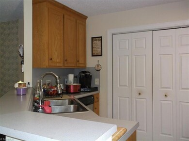 409 Thomas St, Reidsville, NC 27320 - photo 4