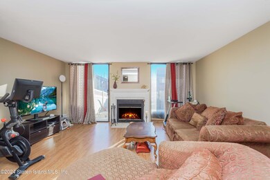 101 Arrowood Ct, Staten Island, NY 10309 - photo 5