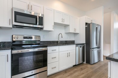 531 Westbrook St South-large-008-009-Kit