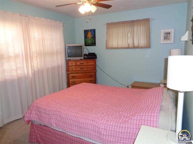 723 SW Cambridge Ave, Topeka, KS 66606 - photo 6