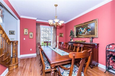 DINING ROOM FEATURES HARDWOOD FLOORS & CUSTOM MOLD