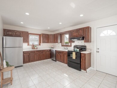 112 Vine St, Saugus, MA 01906 - photo 4