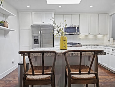Island w/ Breakfast Bar