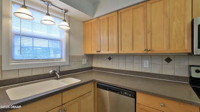 437 N Oleander-5