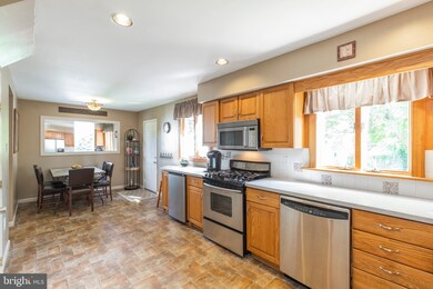 418 Farnsworth Dr, Broomall, PA 19008 - photo 7