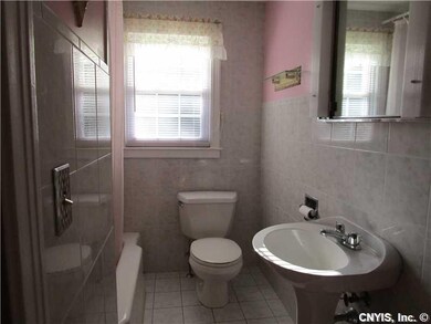 Bathroom. Easy to care for neutral tile with linen
