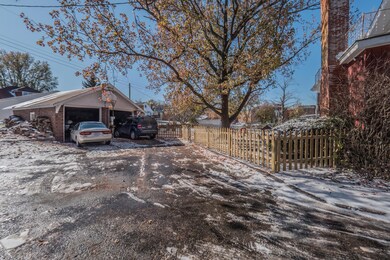 1010 W Rollins St Moberly MO-large-047-0