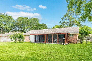 306 Cambridge St, Alvin, TX 77511 - photo 4