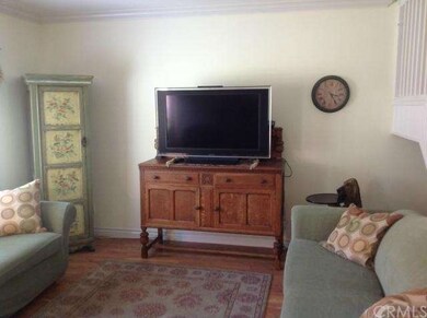 Light and bright living room tastefully decorated 