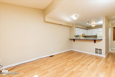 06-Living Room 20220525-DW-4044
