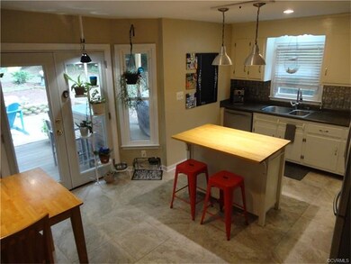 Kitchen w/ Porcelain tile flooring