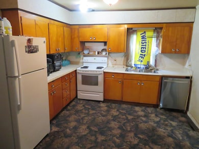 1037 2nd St, Havre, MT 59501 - photo 4