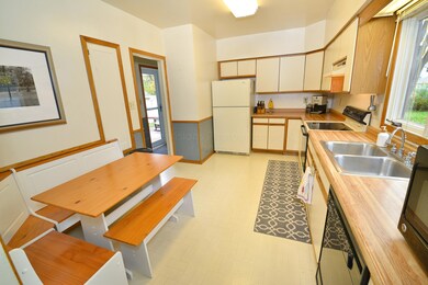 Kitchen w/eat-in area