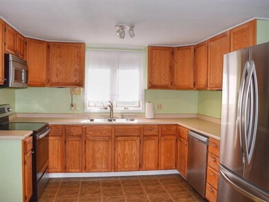 8 Waverly St, Essex Junction, VT 05452 - photo 2