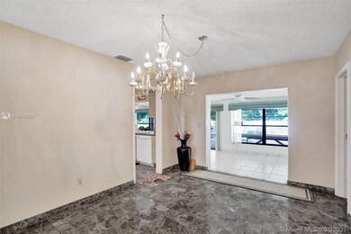 dining room  light fixture does not convey