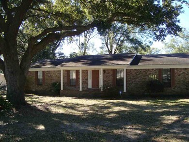 Welcome your guests under ancient oaks