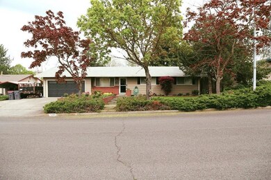 1460 Honeysuckle Ave, Medford, OR 97504 - photo 2