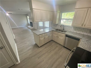 128 E Blancas Dr, Copperas Cove, TX 76522 - photo 4