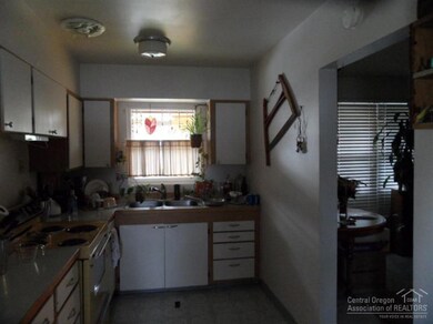 143 SW 10th St, Redmond, OR 97756 - photo 5