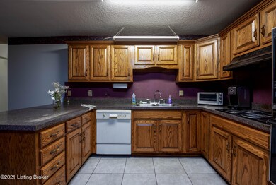 8915 Admiral Dr, Louisville, KY 40229 - photo 4