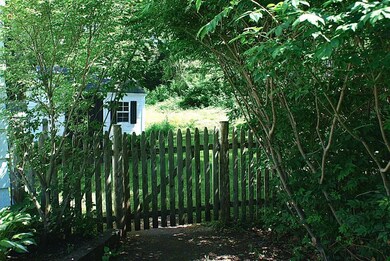 Side Gate to Large side yard