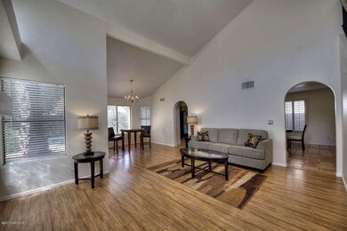 005_Living Room-Dining View