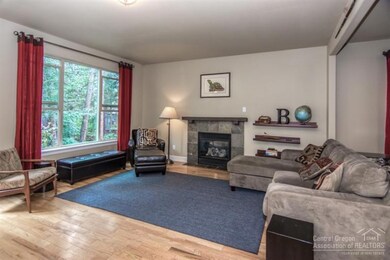 19839 Hollygrape St, Bend, OR 97702 - photo 2