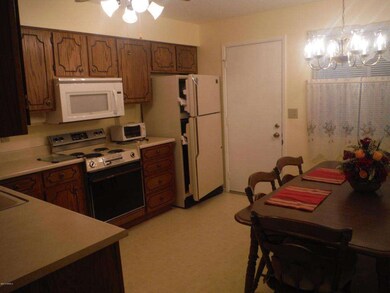 EAT-IN KITCHEN