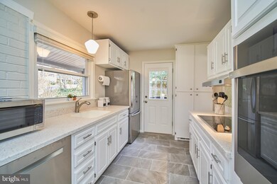 8945 Falling Creek Ct, Annandale, VA 22003 - photo 5