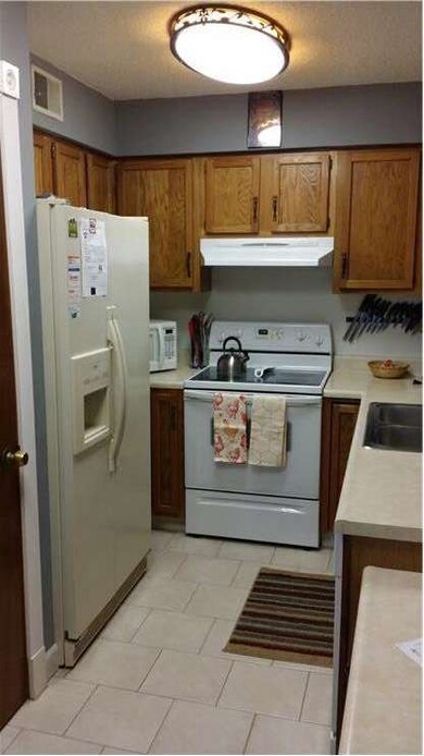 Kitchen- Appliances included!