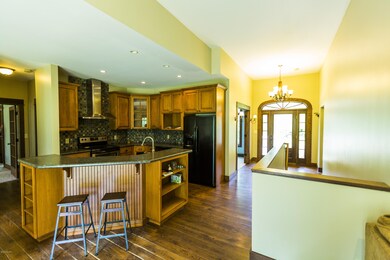 Kitchen & Entry