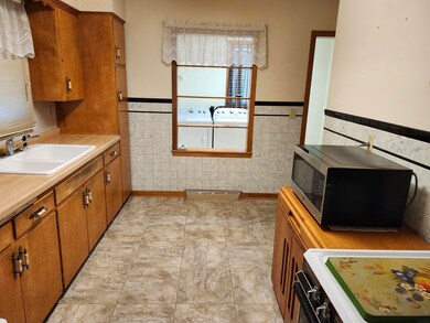 1319 W 7th St, Cedar Falls, IA 50613 - photo 6