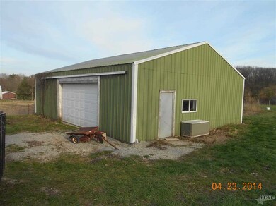 30x40 - insulated and a concrete floor.