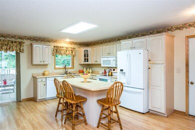 1615 Greenlefe Dr NW, Cedar Rapids, IA 52405 - photo 5