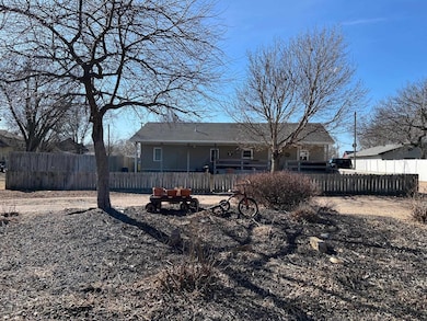 117 W 3rd Ave, Holdrege, NE 68949 - photo 2